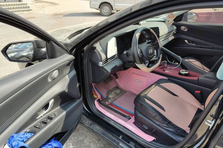 Used Hyundai Elantra 2023 1.5L CVT LUX Prestige Edition Driver Seat