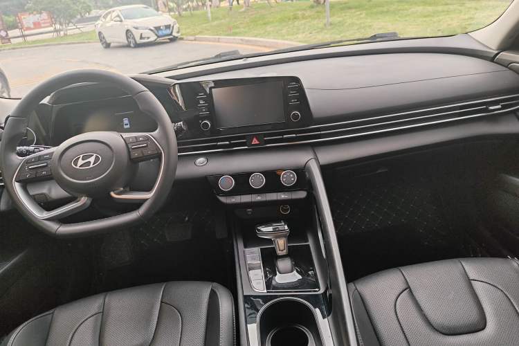 Used Hyundai Elantra 2023 1.5L CVT GLX Elite Edition Interior 2