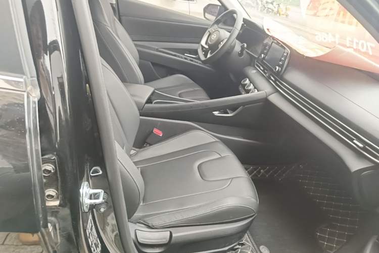 Used Hyundai Elantra 2023 1.5L CVT GLX Elite Edition Right Front Seat