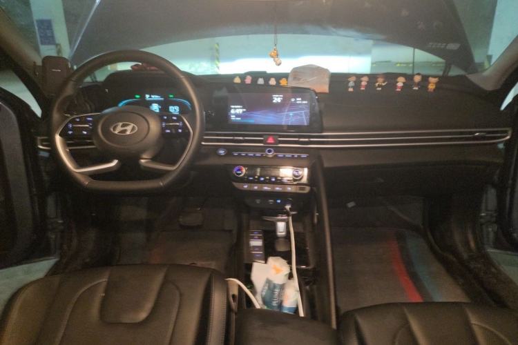Used Hyundai Elantra 2023 1.5L CVT LUX Prestige Edition Center Console