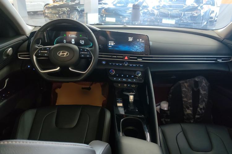 Used Hyundai Elantra 2023 1.5L CVT LUX Prestige Edition Center Console