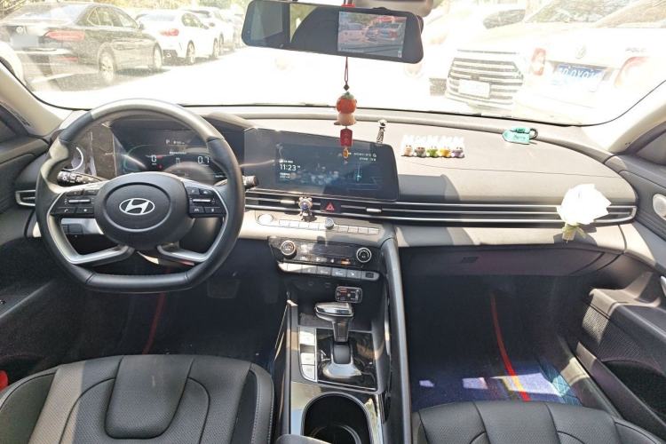 Used Hyundai Elantra 2023 1.5L CVT LUX Prestige Edition Center Console