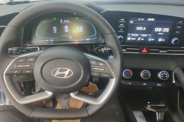 Used Hyundai Elantra 2023 1.5L CVT GLX Elite Edition Center Console