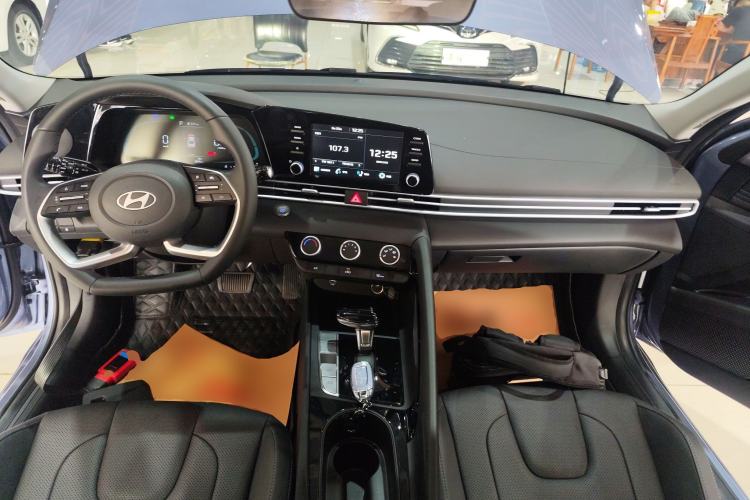 Used Hyundai Elantra 2023 1.5L CVT GLX Elite Edition Center Console