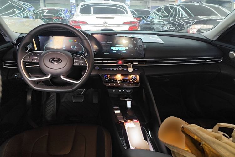 Used Hyundai Elantra 2023 1.5L CVT LUX Prestige Edition Center Console