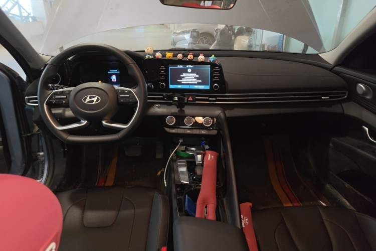 Used Hyundai Elantra 2023 1.5L CVT GLX Elite Edition Center Console