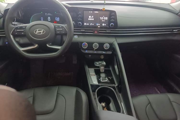 Used Hyundai Elantra 2023 1.5L CVT GLX Elite Edition Center Console