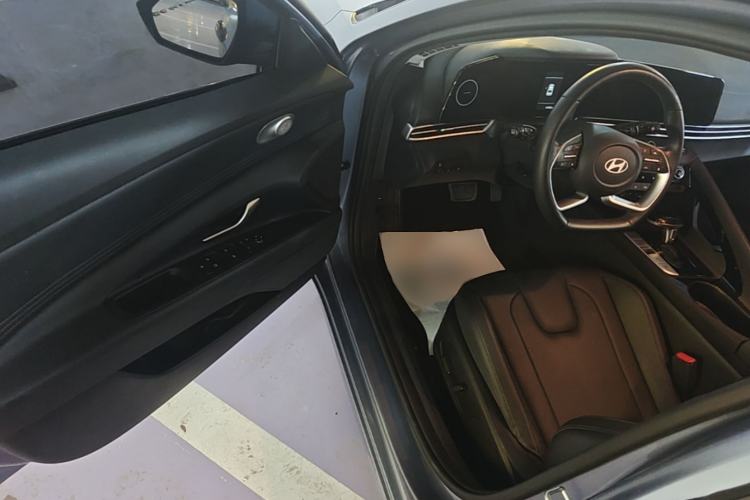 Used Hyundai Elantra 2023 1.5L CVT LUX Prestige Edition Driver Seat