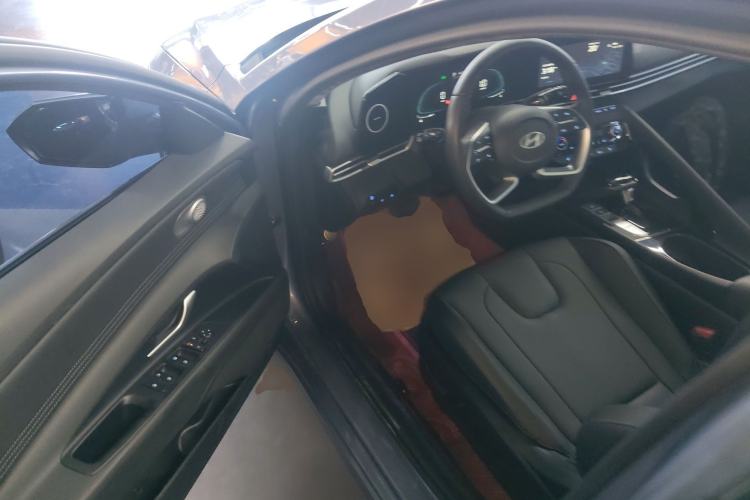 Used Hyundai Elantra 2023 1.5L CVT LUX Prestige Edition Driver Seat
