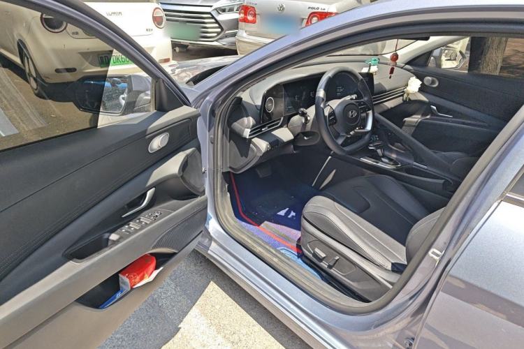 Used Hyundai Elantra 2023 1.5L CVT LUX Prestige Edition Driver Seat