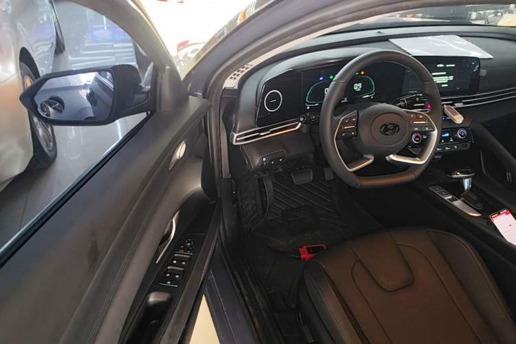 Used Hyundai Elantra 2023 1.5L CVT LUX Prestige Edition Driver Seat