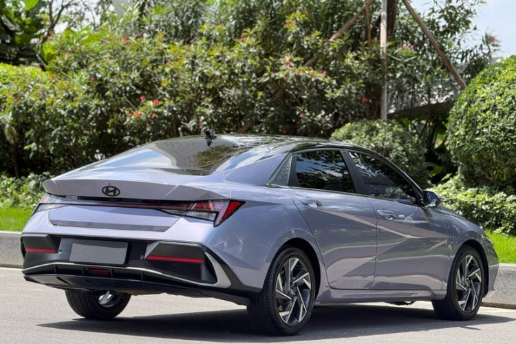 Used Hyundai Elantra 2023 1.5L CVT LUX Prestige Edition Exterior 3