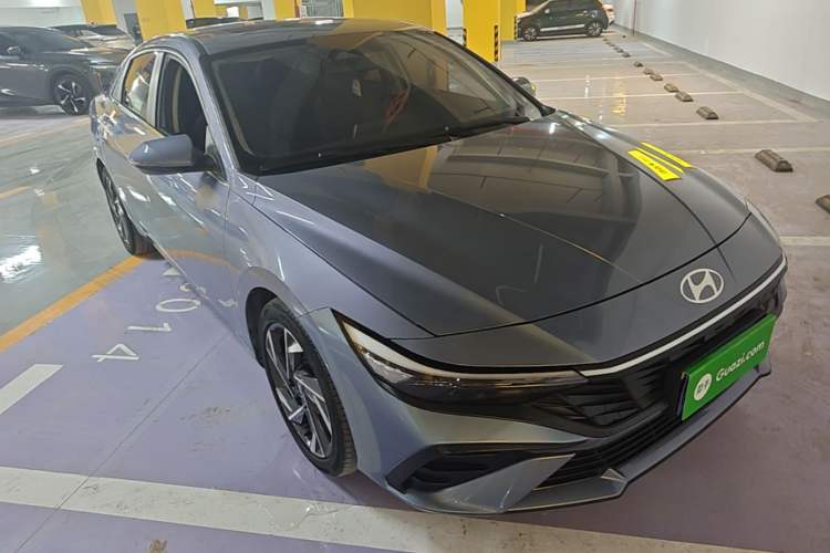 Used Hyundai Elantra 2023 1.5L CVT LUX Prestige Edition Front Right 45 Deg