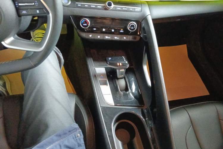 Used Hyundai Elantra 2023 1.5L CVT LUX Prestige Edition Gear Lever