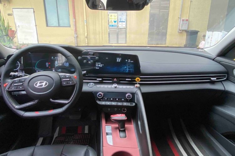 Used Hyundai Elantra 2023 1.5L CVT LUX Prestige Edition Interior 1