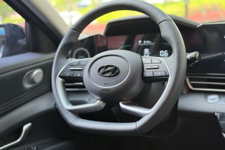 Used Hyundai Elantra 2023 1.5L CVT LUX Prestige Edition Interior 10