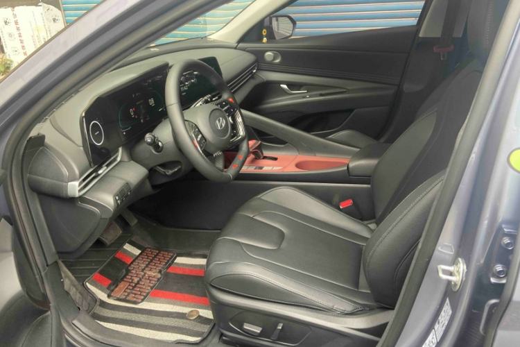 Used Hyundai Elantra 2023 1.5L CVT LUX Prestige Edition Interior 3