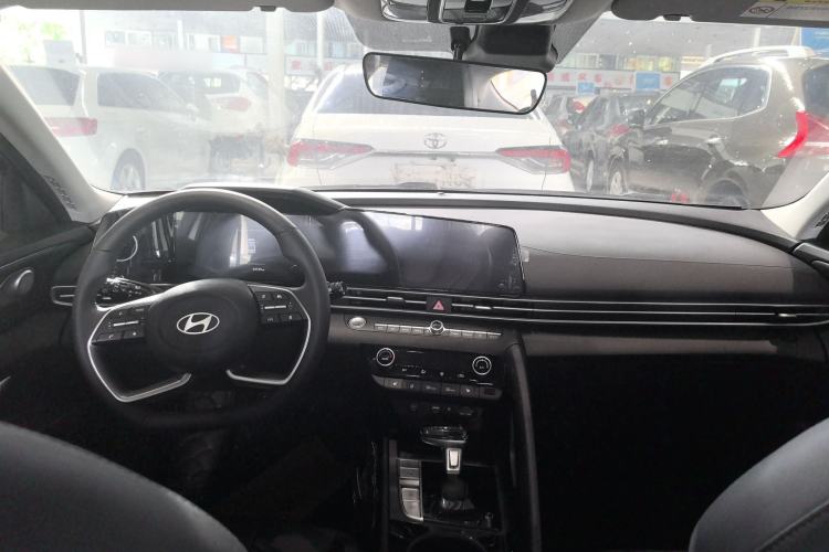 Used Hyundai Elantra 2023 1.5L CVT LUX Prestige Edition Interior 3