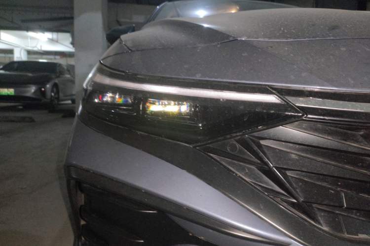 Used Hyundai Elantra 2023 1.5L CVT LUX Prestige Edition Right Front Headlight