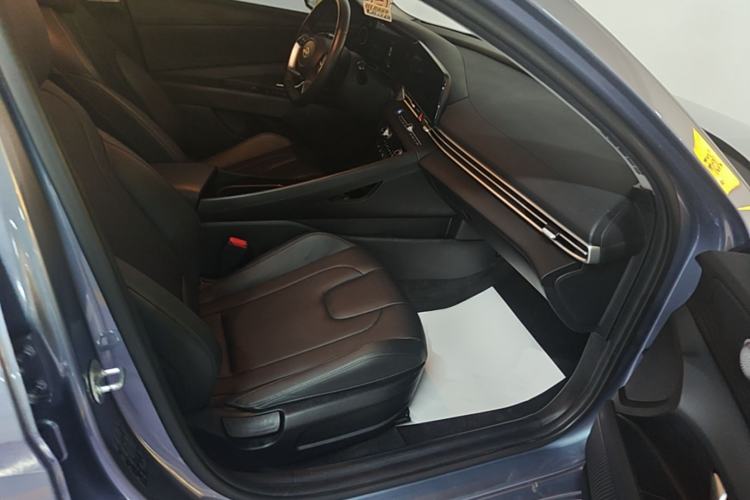 Used Hyundai Elantra 2023 1.5L CVT LUX Prestige Edition Right Front Seat