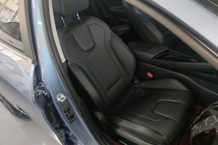 Used Hyundai Elantra 2023 1.5L CVT LUX Prestige Edition Right Front Seat