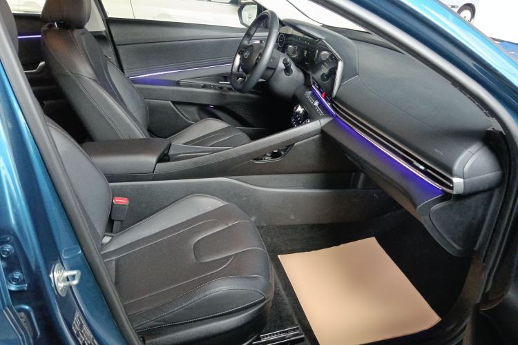 Used Hyundai Elantra 2023 1.5L CVT LUX Prestige Edition Right Front Seat