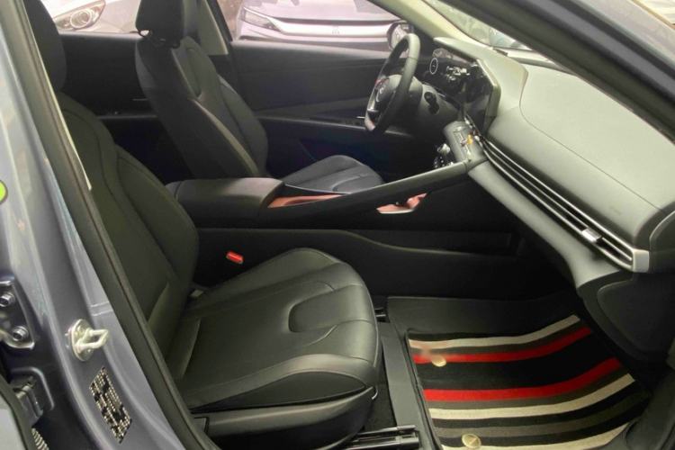 Used Hyundai Elantra 2023 1.5L CVT LUX Prestige Edition Right Front Seat