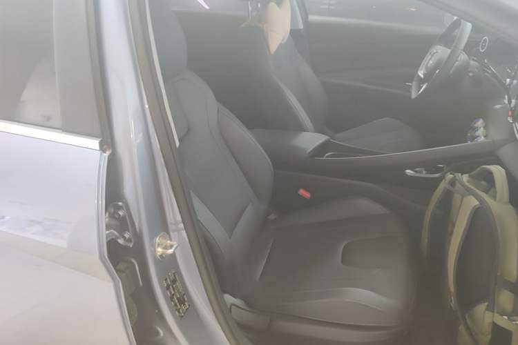 Used Hyundai Elantra 2023 1.5L CVT GLX Elite Edition Right Front Seat