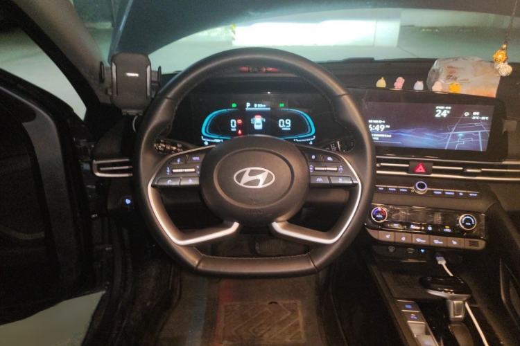 Used Hyundai Elantra 2023 1.5L CVT LUX Prestige Edition Steering Wheel
