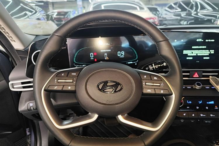 Used Hyundai Elantra 2023 1.5L CVT LUX Prestige Edition Steering Wheel