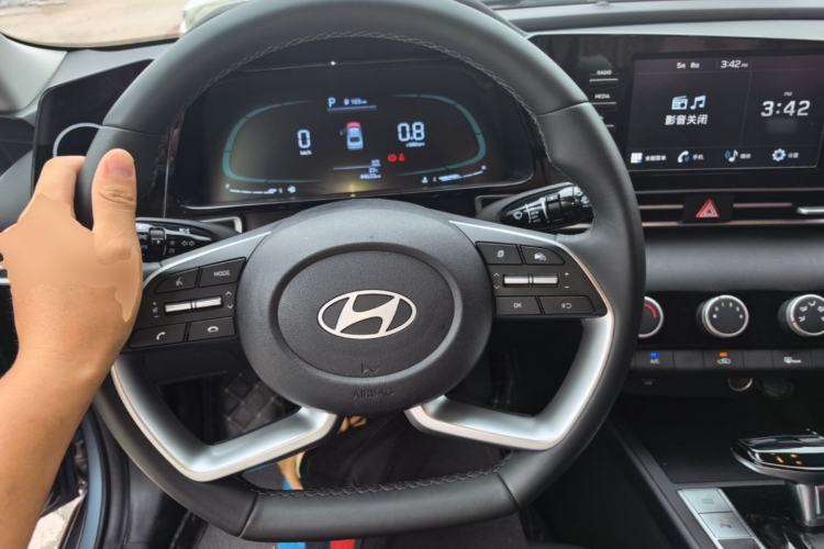 Used Hyundai Elantra 2023 1.5L CVT GLX Elite Edition Center Console