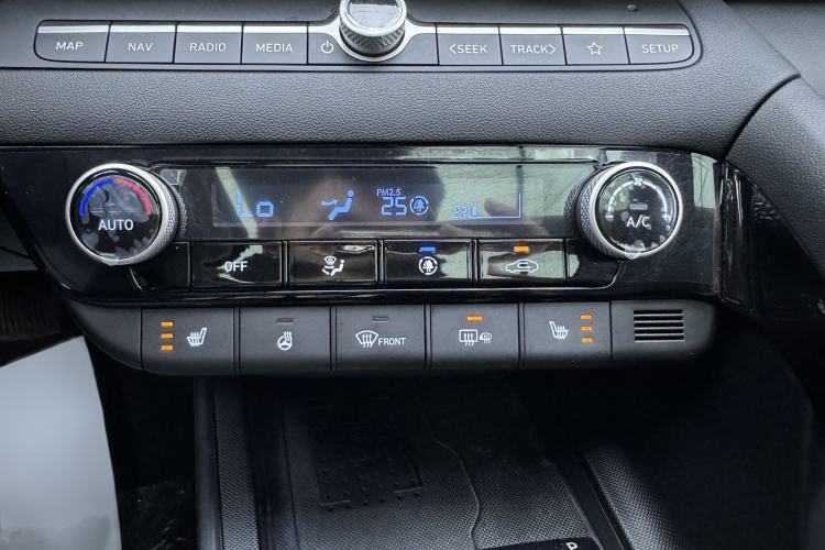 Used Hyundai Elantra 2023 1.5L CVT TOP Flagship Edition Audio And AC Panel