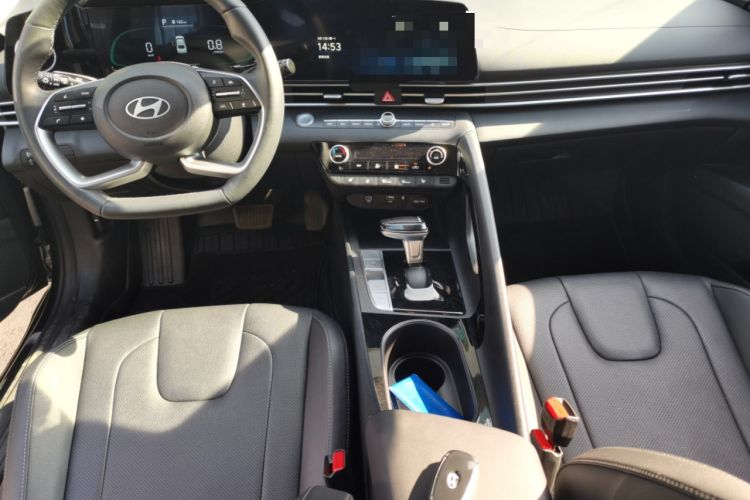 Used Hyundai Elantra 2023 1.5L CVT LUX Prestige Edition Center Console