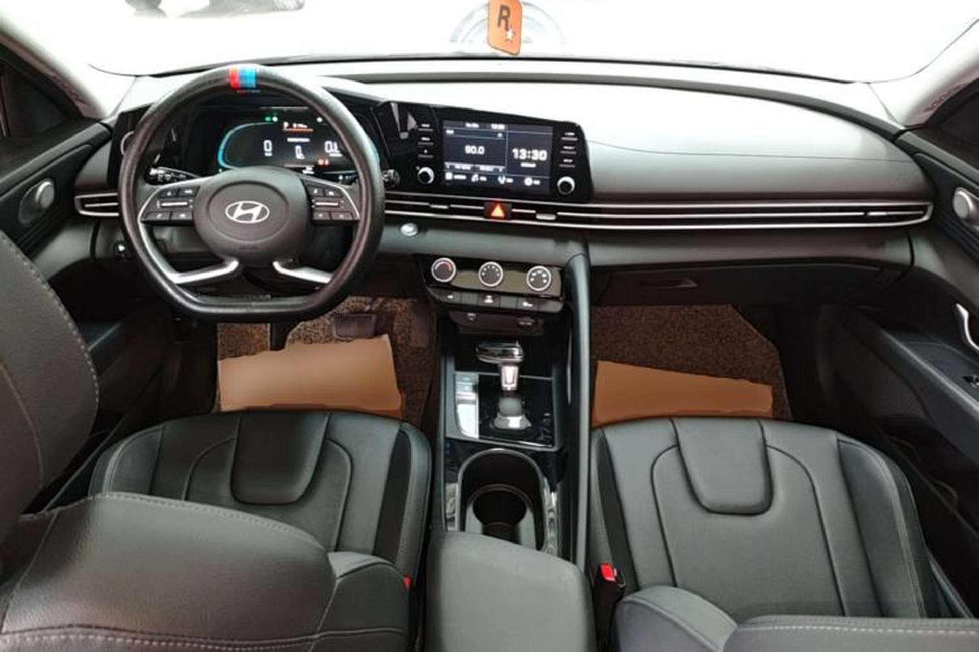 Used Hyundai Elantra 2023 1.5L CVT GLX Elite Edition Center Console