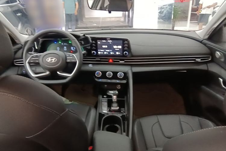 Used Hyundai Elantra 2023 1.5L CVT GLX Elite Edition Center Console