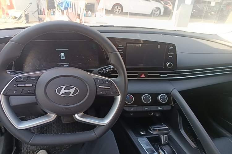 Used Hyundai Elantra 2023 1.5L CVT GLX Elite Edition Center Console