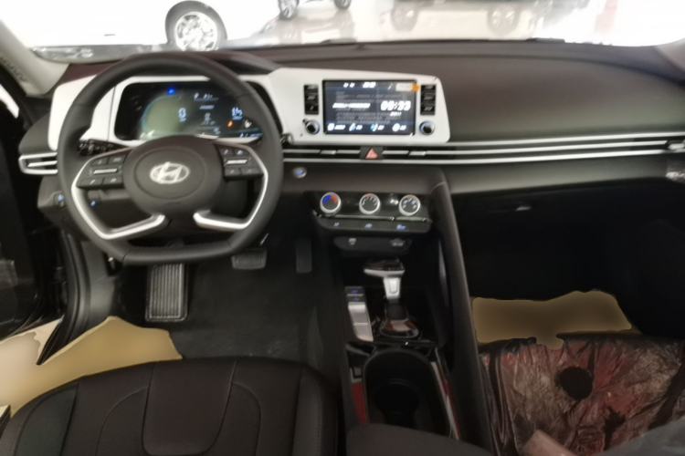 Used Hyundai Elantra 2023 1.5L CVT GLX Elite Edition Center Console