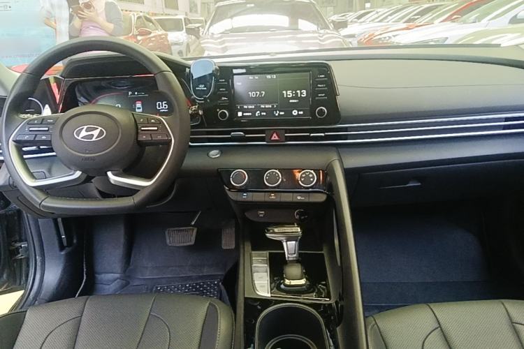 Used Hyundai Elantra 2023 1.5L CVT GLX Elite Edition Center Console