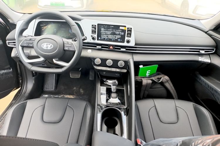 Used Hyundai Elantra 2023 1.5L CVT GLX Elite Edition Center Console