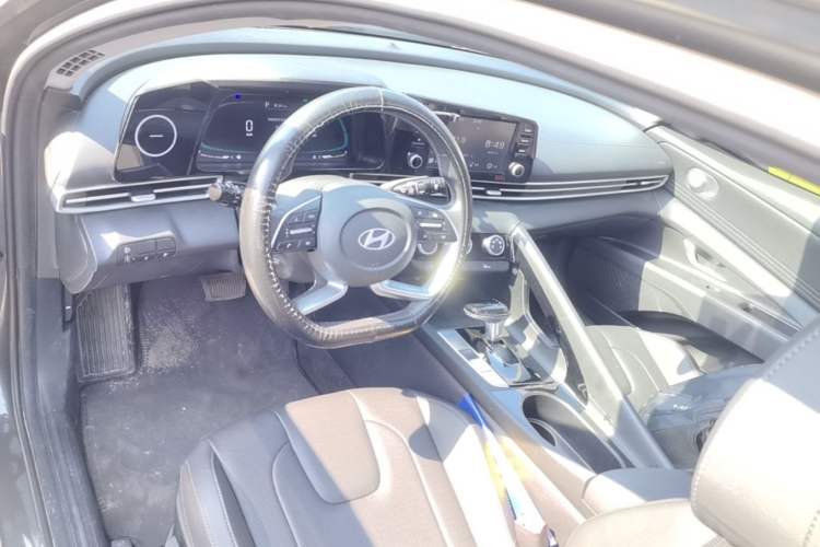Used Hyundai Elantra 2023 1.5L CVT GLX Elite Edition Center Console