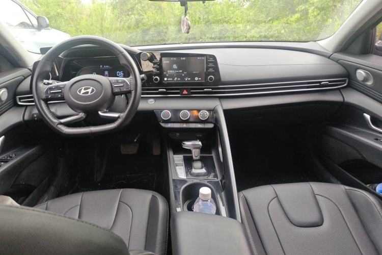 Used Hyundai Elantra 2023 1.5L CVT GLX Elite Edition Center Console