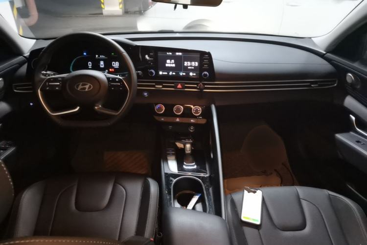 Used Hyundai Elantra 2023 1.5L CVT GLX Elite Edition Center Console
