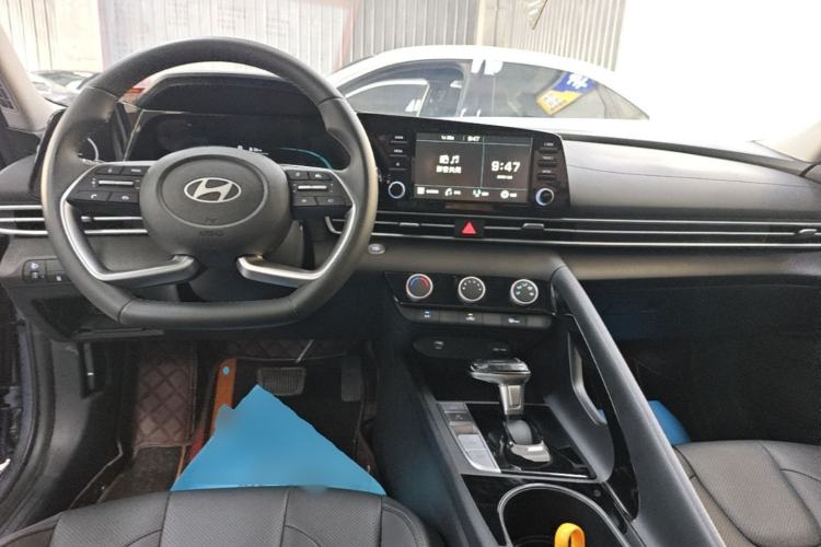 Used Hyundai Elantra 2023 1.5L CVT GLX Elite Edition Center Console