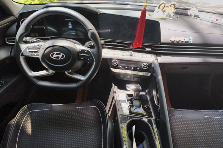 Used Hyundai Elantra 2023 1.5L CVT LUX Prestige Edition Center Console