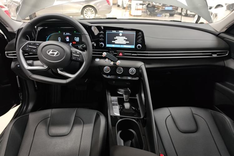 Used Hyundai Elantra 2023 1.5L CVT GLX Elite Edition Center Console