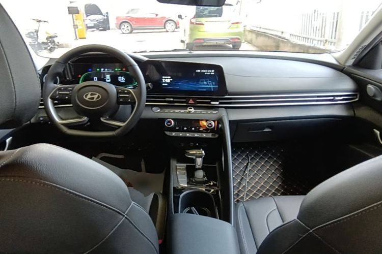 Used Hyundai Elantra 2023 1.5L CVT LUX Prestige Edition Center Console