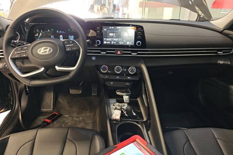 Used Hyundai Elantra 2023 1.5L CVT GLX Elite Edition Center Console