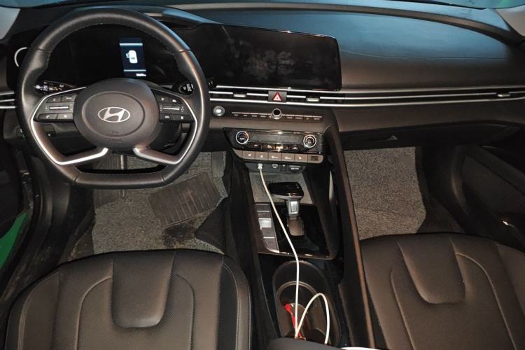 Used Hyundai Elantra 2023 1.5L CVT LUX Prestige Edition Center Console