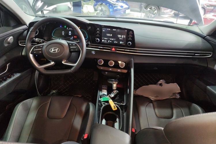 Used Hyundai Elantra 2023 1.5L CVT GLX Elite Edition Center Console