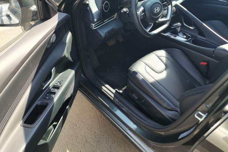 Used Hyundai Elantra 2023 1.5L CVT LUX Prestige Edition Driver Seat